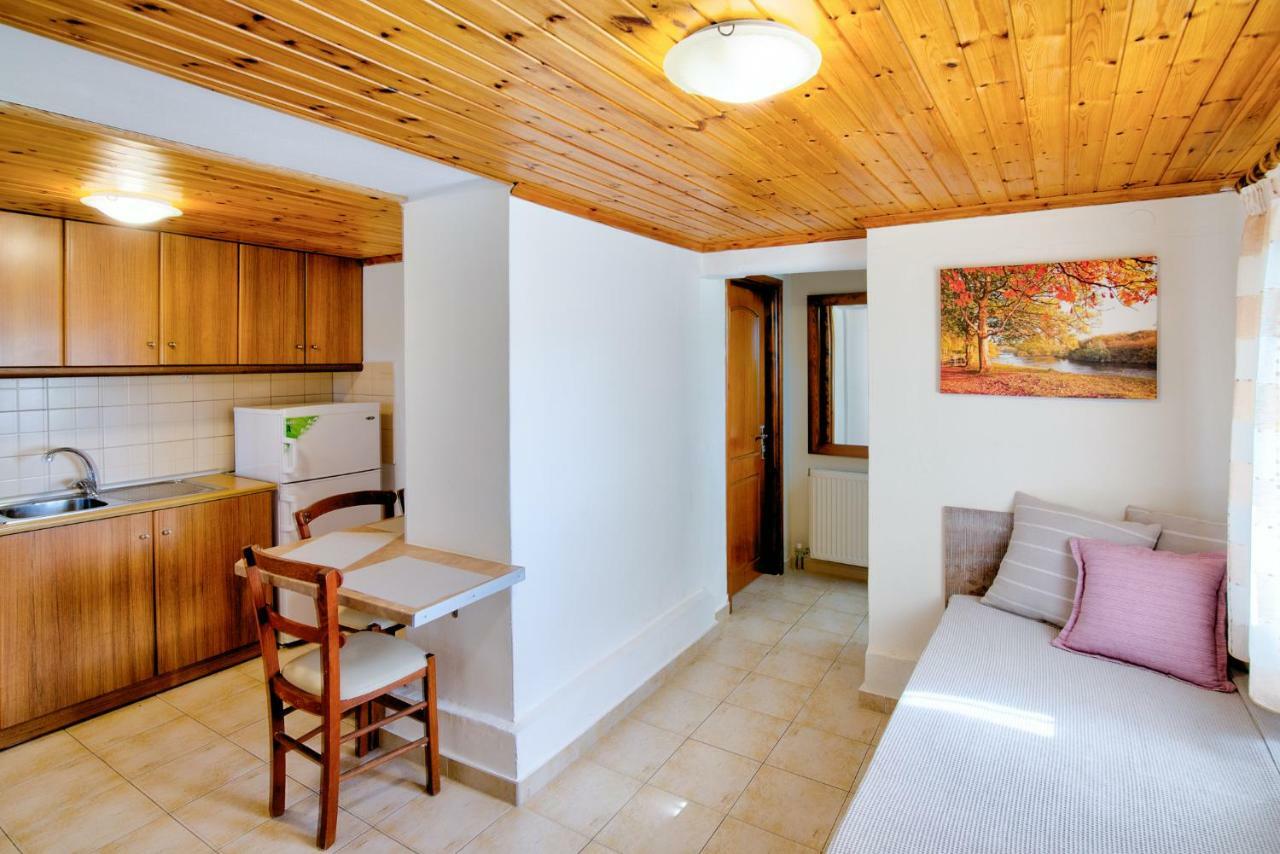 Pandora Apartments Moudhros Bagian luar foto