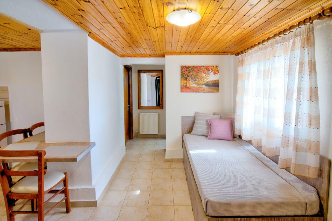 Pandora Apartments Moudhros Bagian luar foto